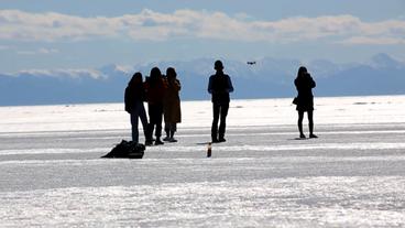 Chinesische Touristen auf dem Baikalsee