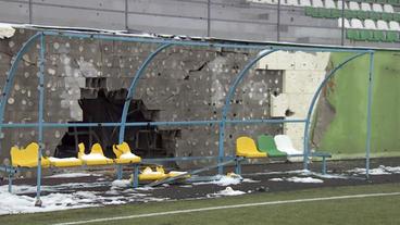 Einschschusslöcher an einem Fußballstadion.