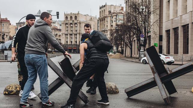 Junge Menschen verbarrikadieren den Maidan-Platz in Kiew