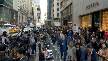 Journalisten und andere Personen vor dem Trump Tower