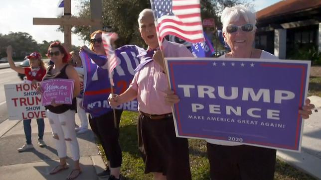 Trump-Anhänger schwenken Fahnen