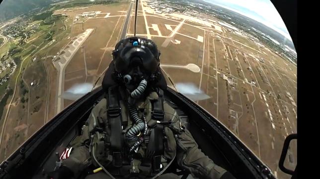 Kampfjetpilot im Inneren seiner Maschine.