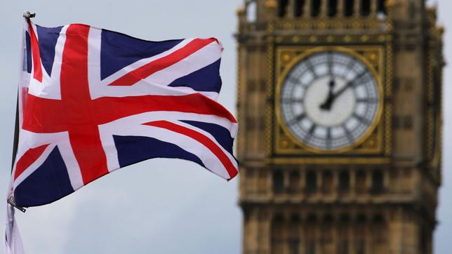 Britische Fahne neben dem Big Ben