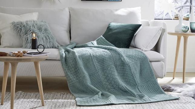 Decke liegt auf Couch