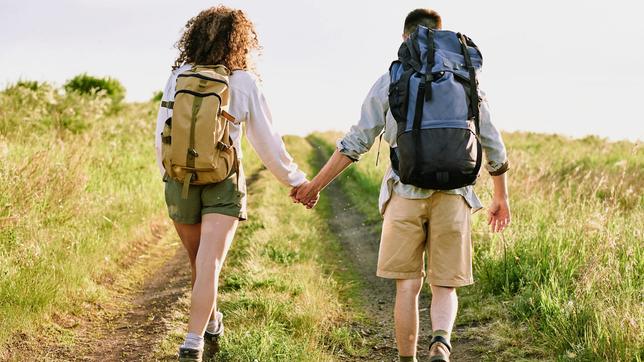 Frau und Mann mit Rucksäcken