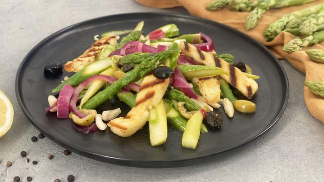 Gegrillter Halloumi mit Salat von grünem Spargel, Oliven und Mandeln