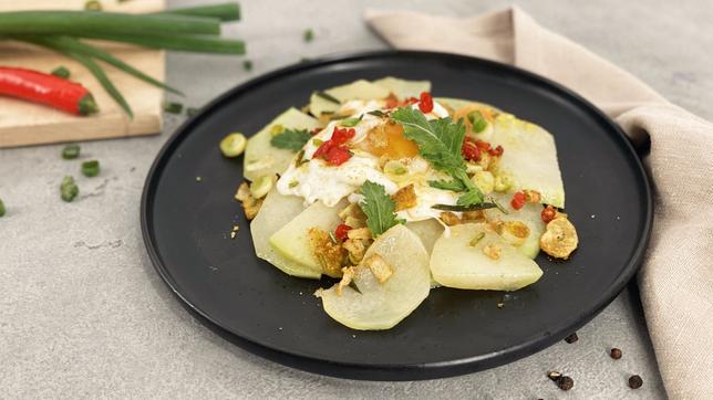 Glasierter Kohlrabi mit Curry und frittiertem Ei