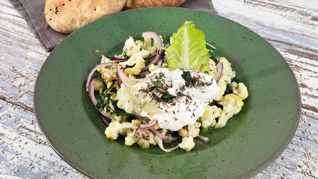 Salat von geröstetem Blumenkohl mit Gewürzjoghurt