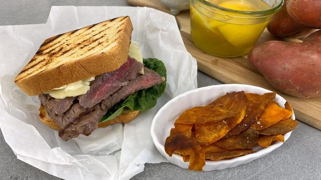 Steaksandwich mit Salzzitronen und Süßkartoffelchips