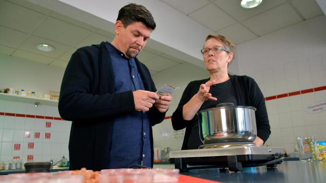 Tim Mälzer im Hamburger Scolab. Mit Lebensmittelchemikerin Dr. Kerstin Felipzik untersucht er Fertiggerichte.