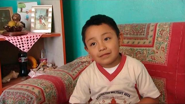 Am 24. April 2009 blickt die Weltöffentlichkeit auf ein kleines Dorf in Mexiko mit Namen La Gloria.  Im Blut des 5jährigen Edgar Hernandez wird zum ersten Mal das neue Virus H1N1, die Schweinegrippe nachgewiesen. Der kleine Junge erholt sich. Aber zur selben Zeit, Ende April, sind in Mexiko schon 81 Menschen gestorben.