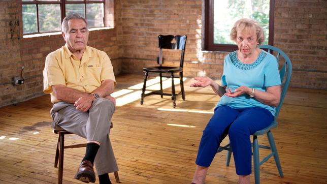 Bild: NDR Das Zwillingspaar Adam und Ida Paluch gemeinsam vor der Kamera. Beide leben in Chicago und sehen sich oft.