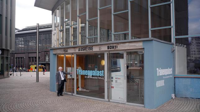 Bild: rbb/Ralf Ilgenfritz Die streng abgeschottete DDR als Reiseland für Touristen aus dem Westen? Das ging tatsächlich: Angesichts des permanenten Devisenmangels und der Entspannung im Rahmen des Grundlagenvertrags von 1972 rang sich das SED-Politbüro dazu durch, dem Klassenfeind Erholung im Sozialismus anzubieten. - Willi Eisele vor dem Tränenpalast.