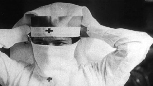 Eine Krankenschwester während der Spanischen Grippe Pandemie 1918/19. Offenbar trug man auch damals schon Mundschutz.