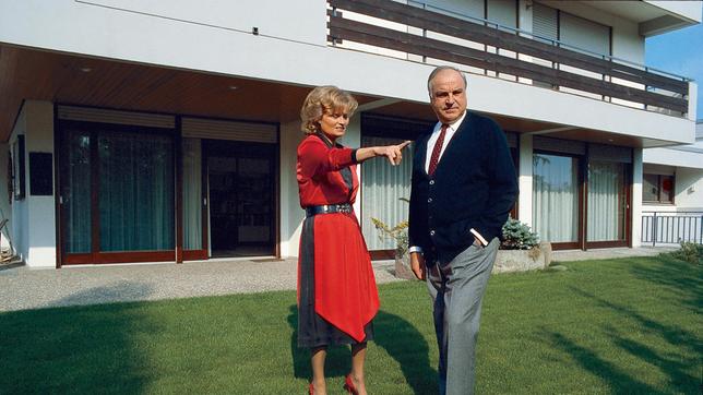 Hannelore Kohl mit ihrem Ehemann Helmut im Garten.