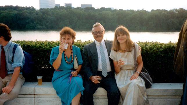 Bild: rbb/Kick Film GmbH Mitten im Kalten Krieg besucht Ieva aus Riga ihren Vater in New York. Dort erfährt sie: Er ist Doppelagent für den KGB und für die CIA. Jetzt will er zu den Amerikanern überlaufen und stellt Ieva vor die Entscheidung, ob sie bei ihm bleiben will. Unter neuer Identität führt sie bis zum rätselhaften Tod ihres Vaters und dem Zerfall der Sowjetunion ein Leben wie in einem Spionagefilm. Rasma, Imants und Ieva Lešinskis.