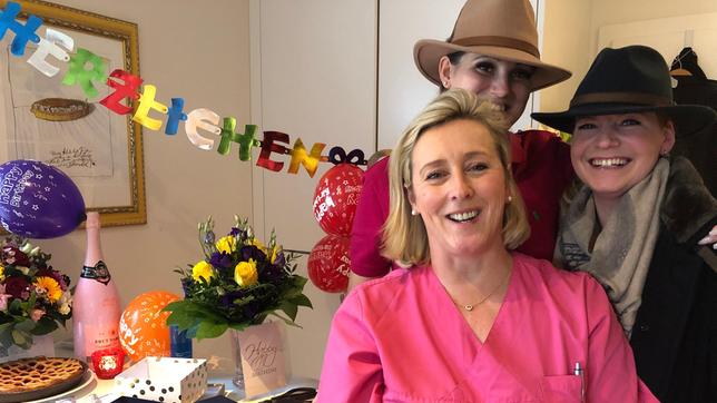 Stephanie Petersen hatte Geburtstag – in ihrer Tierarztpraxis möchte sie mit einem gemütlichen Frühstück in den Tag starten. Doch das muss verschoben werden: Der erste Patient wartet schon.