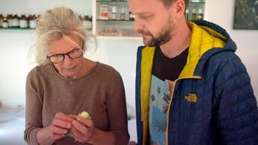 Wolfgang Haas ist in großer Sorge um seinen Wellensittich-Tollpatsch Bobby. Sehr behutsam untersucht Regina Seemüller den geschwächten Vogel.