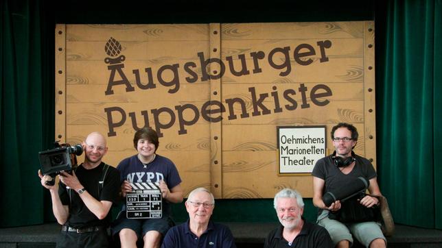 Bild: WDR/Flash Film Armin Maiwald (3.v.l) unterwegs auf seiner Reise besucht er die "Augsburger Puppenkiste".