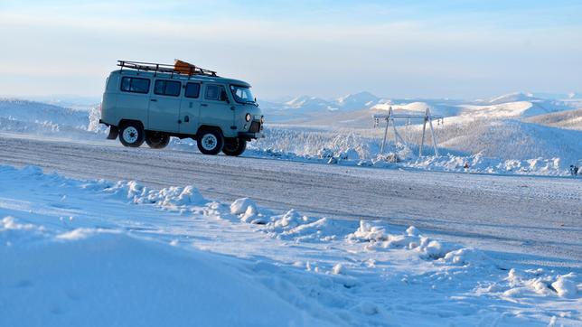 Bild: MDR/Maximus Film Auch bei minus 59 Grad fahren in Oimjakon noch Autos.