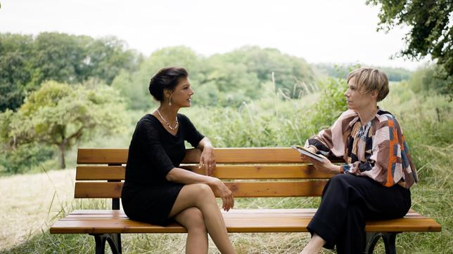 Filmemacherin Birgit Wärnke im Gespräch mit Sahra Wagenknecht. Wird die Linkspolitikerin eine neue Partei gründen?