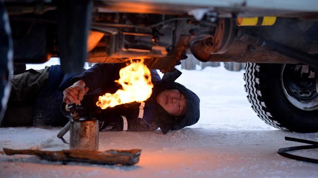Bild: MDR/Maximus Film Mit einem Flammenwerfer wird das Auto aufgetaut, damit es morgens überhaupt anspringt.