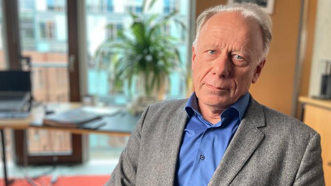 Bild: BR/Katarina Schickling Jürgen Trittin, ab 1998 Bundesumweltminister, erlebt früh, wie schwierig es ist, Politik gegen die Wünsche der Industrie zu machen.