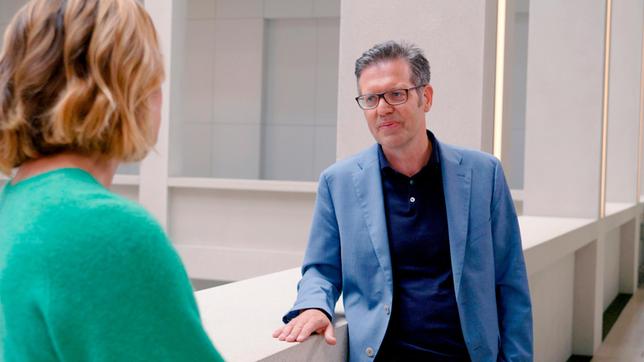 Bild: NDR/Felix Korfmann/beckground tv Steffen Mau – einer der bekanntesten Soziologen in Deutschland – erklärt, wieso die Skepsis gegenüber den demokratischen Institutionen gerade in den ostdeutschen Bundesländern so groß ist.