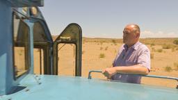 Eisenbahnfan Stefan John (55) erfüllt sich mit diesem Abenteuer auf Schienen einen persönlichen, lang gehegten Traum. Stefan entdeckt den Sonderzug "African Explorer" auf ganz besondere Weise: kaum eine Schraube bleibt unbeachtet. 2008 wurde er in Finnland Weltmeister im Draisinenfahren und trifft auch bei dieser Reise auf einzigartige Exemplare diverser Schienenfahrzeuge. Gemeinsam mit seiner Ex-Freundin Elke Winterstein tritt er die Reise an.