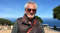 Rolf Tonnemacher (68) ist Namibianer und auf einer Schaffarm an der Grenze zu Südafrika aufgewachsen. Geboren ist er in Windhoek und hatte bis Anfang der neunzehnhundertneunziger Jahre selbst eine Farm. Seit 1994 arbeitet er nur noch als Reiseleiter und lebt mit seiner Frau Siggi in Windhoek. Sie haben drei erwachsene Kinder, ein Sohn studiert in Deutschland.