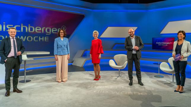 Sandra Maischberger mit ihren Gästen: Nikolaus Blome, Christina Berndt, Sandra Navidi, Markus Peichl und  (v.l.n.r.)