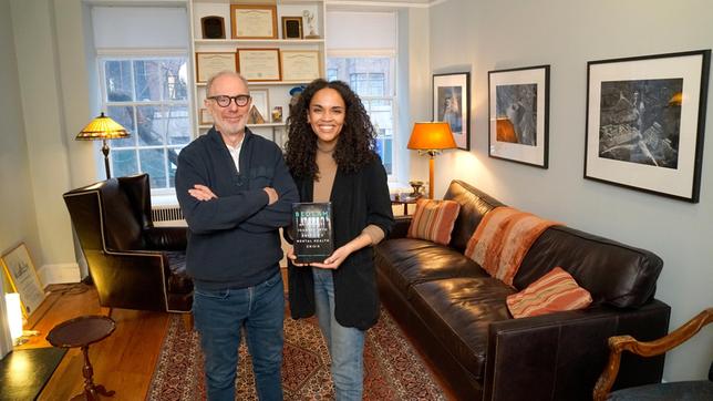 Dr. Kenneth Rosenberg (l) lebt und arbeitet als Psychiater in New York und kann Ciani ausführlich von den Mißständen in der amerikanscihen Psychiatrie erzählen - und das hat er auch alles mit seinem Dokumentarfilm "Bedlam" drastisch sichtbar gemacht