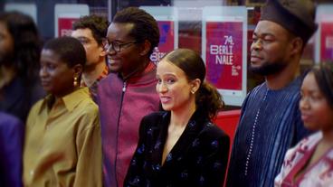 Mati Diop mit ihrem Team auf dem Roten Teppich der Berlinale