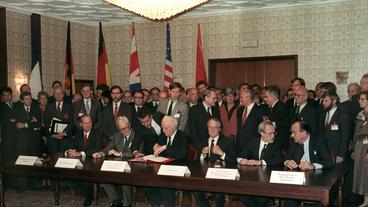 m Moskauer Hotel "Oktober" unterzeichneten am 12. September 1990 die Außenminister der beiden deutschen Staaten und der vier Siegermächte den Vertrag über die äußeren Aspekte der deutschen Einheit (l-r): James Baker (USA), Douglas Hurd (Großbritannien), Eduard Schewardnadse (UdSSR), Roland Dumas (Frankreich), Lothar de Maiziere (DDR)