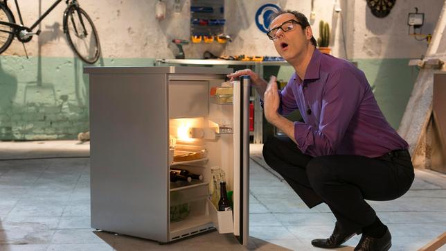 Bild: ARD/Kai Schulz An heißen Sommertagen ist man immer auf der Suche nach Erfrischung. Wie schön wäre es da, wenn der Kühlschrank nicht nur für frostige Getränke, sondern auch noch für ein kühles Zimmer sorgen würde. Vince Ebert lässt heute mal die Kühlschranktür offen und probiert es aus - bei Wissen vor acht - Werkstatt.