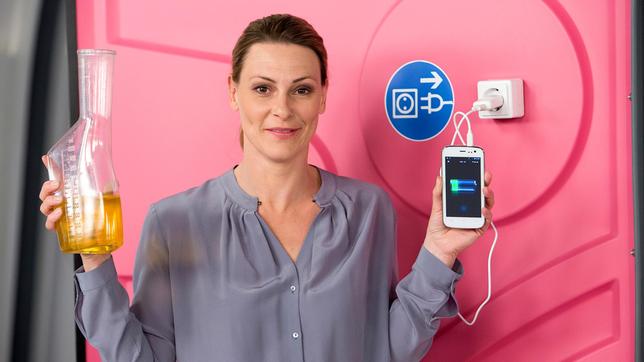 Anja Reschke stellt eine ganz besondere Toilette vor: Sie macht aus Urin Strom! Was dahinter steckt und wo das mobile Energieklo eingesetzt werden kann, sehen Sie in Wissen vor acht - Zukunft.