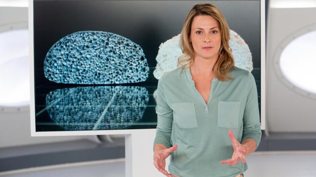 Bild: ARD/Michael Boehme Verarbeitetes Metall mit eingeschlossenen Luftblasen war bisher ein Abfallprodukt. Doch jetzt wird diese Verbindung für die Industrie interessant: Anja Reschke zeigt, wie universell Metallschaum sein kann.