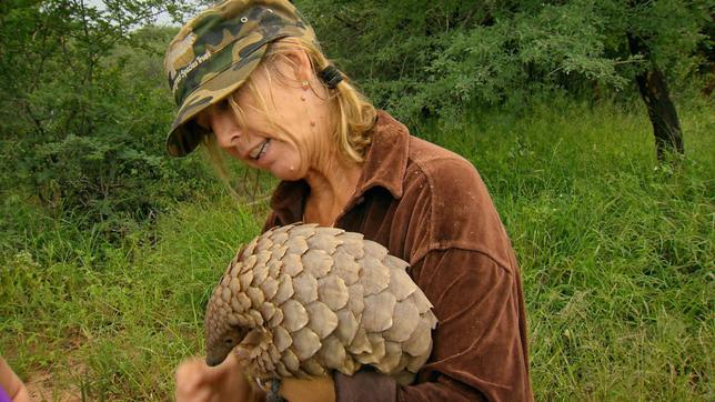 Maria Diekmann mit einem Pangolin.