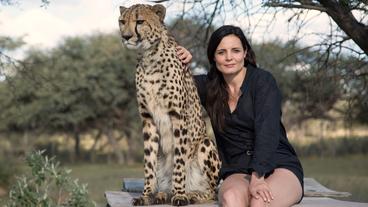 Schauspielerin Elisabeth Lanz mit Gepard Atheno.