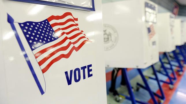 Wahlkabinen in New York (A view of a polling site at a public school cafeteria in New York)