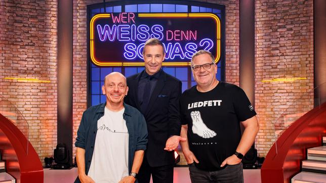 ARD WER WEISS DENN SOWAS? Das erfolgreiche Ratequiz – Moderator Kai Pflaume (M.) und die beiden Teamkapitäne Bernhard Hoëcker (l.) und Elton (r.)