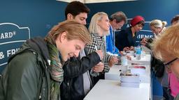 Großer Andrang bei der Autogrammstunde der "Rote Rosen"-Stars.