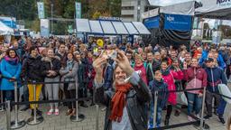 Auch Erich Altenkopf, der in "Sturm der Liebe" die Rolle des Dr. Michael Niederbühl spielt, ließ es sich nicht nehmen, ein Selfie von sich und den Fans zu knipsen.