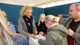 Für Melanie Wiegmann, Jenny Löffler und die anderen "Sturm"-Stars hieß es, fleißig Autogramme zu schreiben.