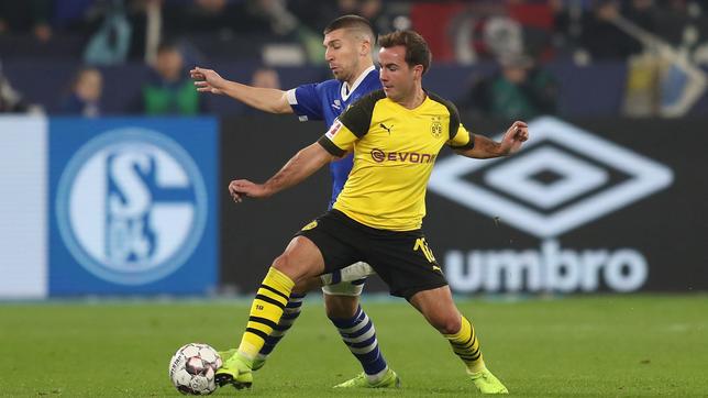 Mario Götze (BVB) im Zweikampf mit Matija Nastasic (FC Schalke 04)