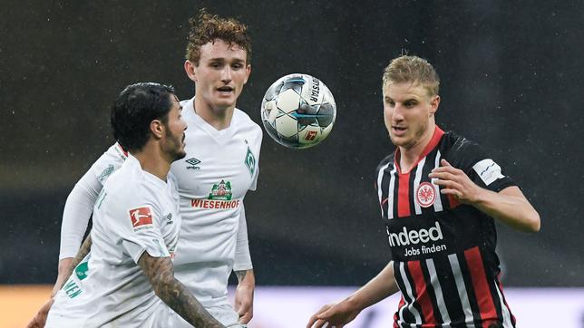 Martin Hinteregger von Frankfurt kämpft mit Josh Sargent und Leonardo Bittencourt (Bremen) um den Ball.