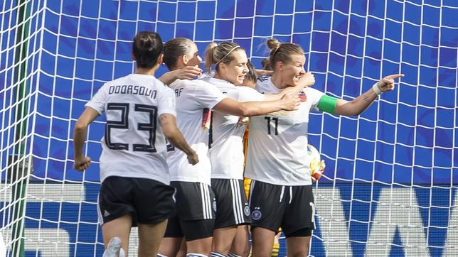 Jubel bei den DFB-Frauen: Sara Doorsoun, Marina Hegering, Lena Goeßling, Sara Däbritz und Alexandra Popp