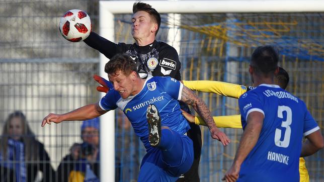 Eintracht Braunschweig - 1. FC Magdeburg: Magdeburgs Richard Weil (l) im Zweikampf mit Braunschweigs Yannik Bangsow (r)