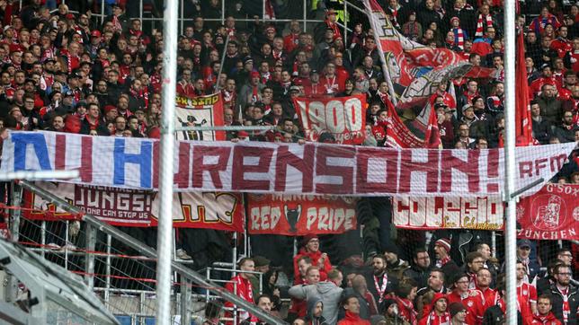 Banner der Bayern Fans gegen Dietmar Hopp, der als Hurensohn bezeichnet wird.