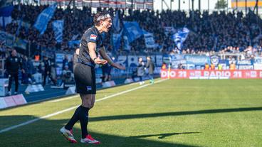 Braunschweigs Sven Köhler steht nach dem Gegentor niedergeschlagen an der Mittellinie